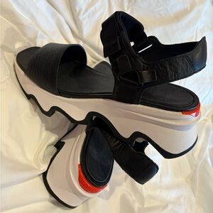 Sorel Kinetic Impact Y-Strap High Sandals in Black, size 10 perfect condition!